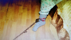 Fetița de 10 ani a fost legată cu lanțuri de bunică